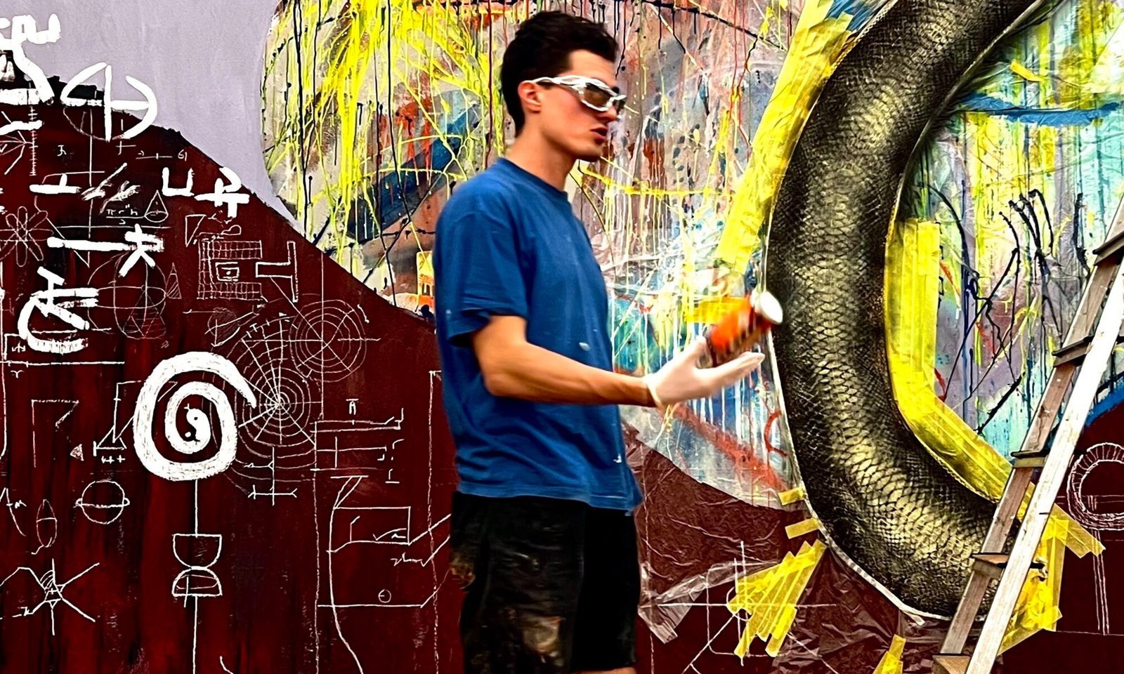 Marlon Nikolai bei der Arbeit an einem großformatigen Gemälde