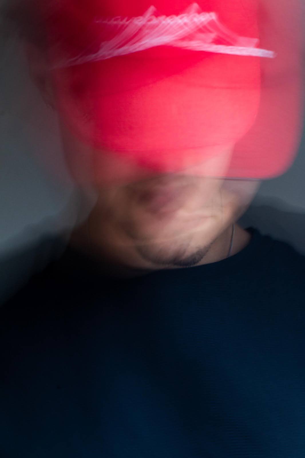 Bewegungsporträt von Marlon Nikolai, teilweise in rotem Licht aufgelöst.