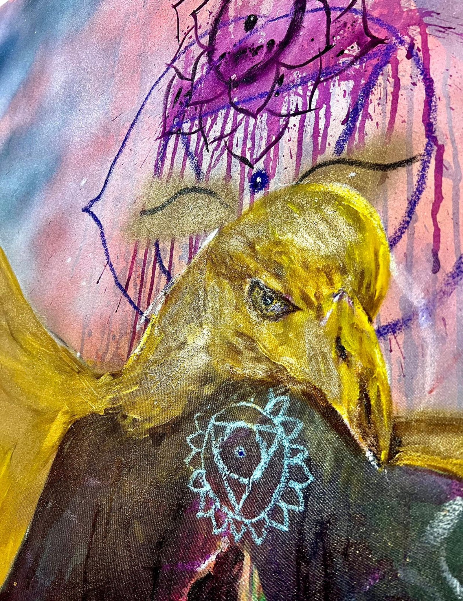 Umna Ciya Tan von Marlon Nikolai — Detail der goldenen Adlerfigur